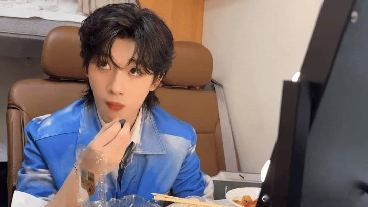 丁程鑫录开推也在吃蓝莓开始推理吧 丁程鑫吃蓝莓的功力大家都见识过。录开推第一期他