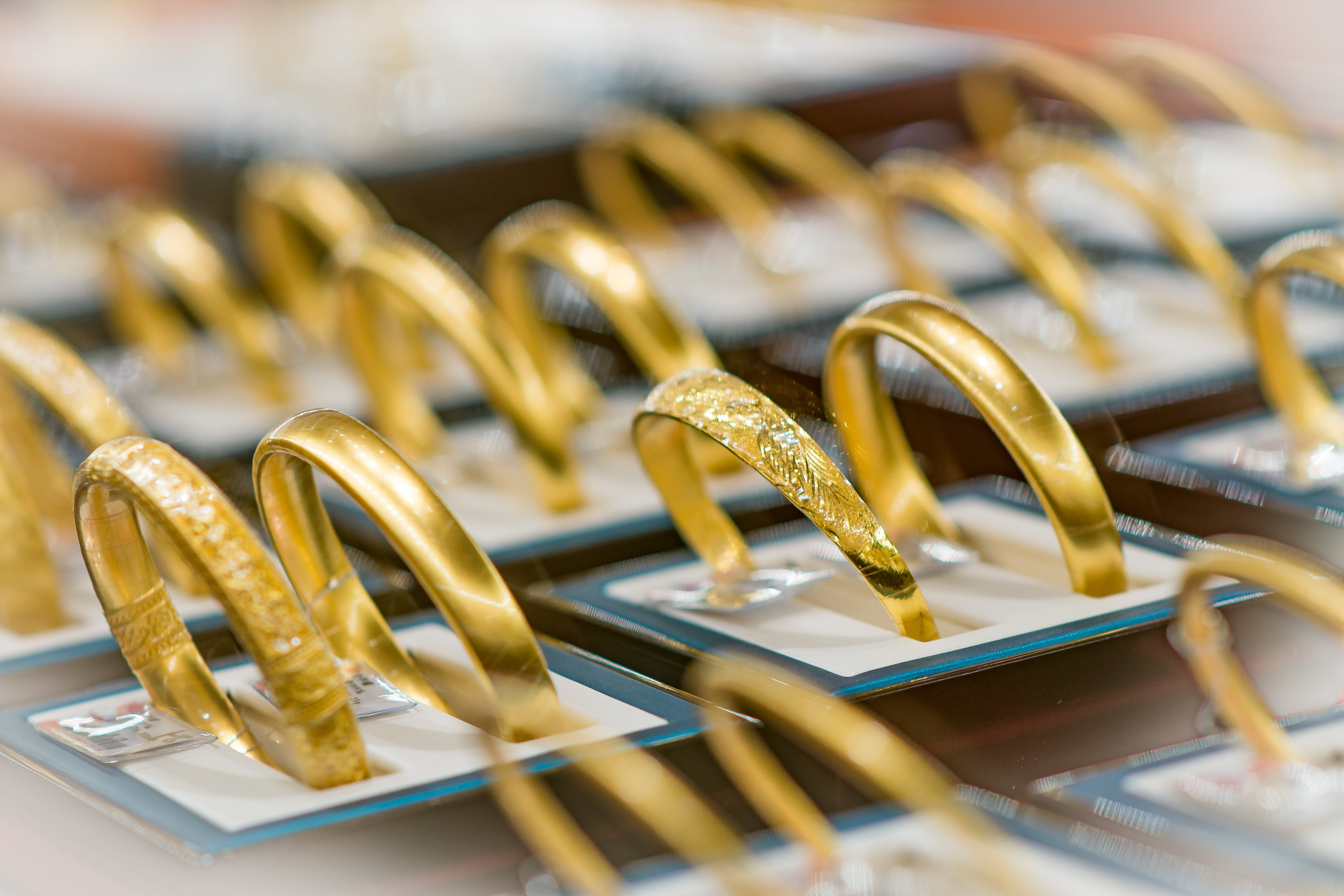 排队3小时、秒付8.5万！老铺黄金提价20-30%，消费者上演“抢金潮”