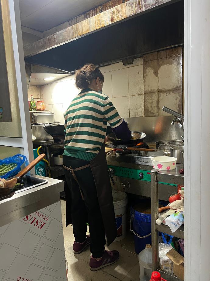 我今年56岁，在饭店后厨干活。
老板一开始不太想要我，嫌岁数大。后来发现，岁数大