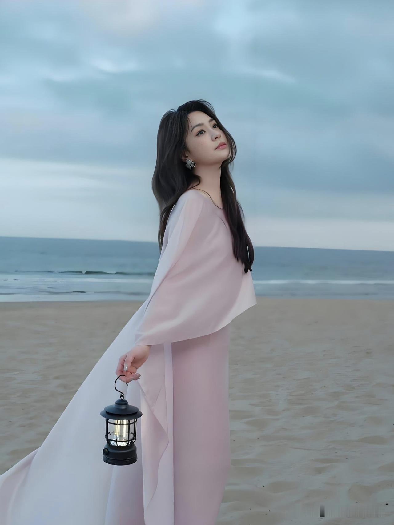 明眸皓齿，盛世美颜。从Twins到银幕，精致五官征服目光。岁月沉淀从容优雅，钟欣