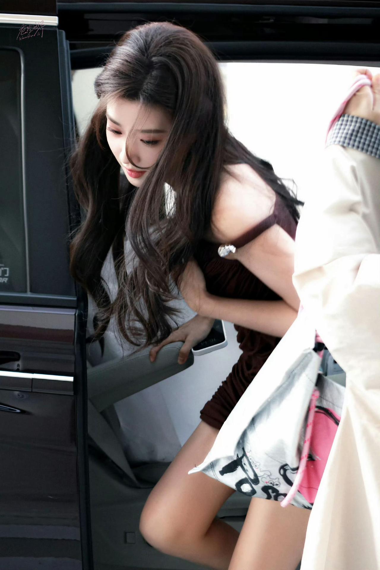 优雅下车瞬间，时尚穿搭引人注目！