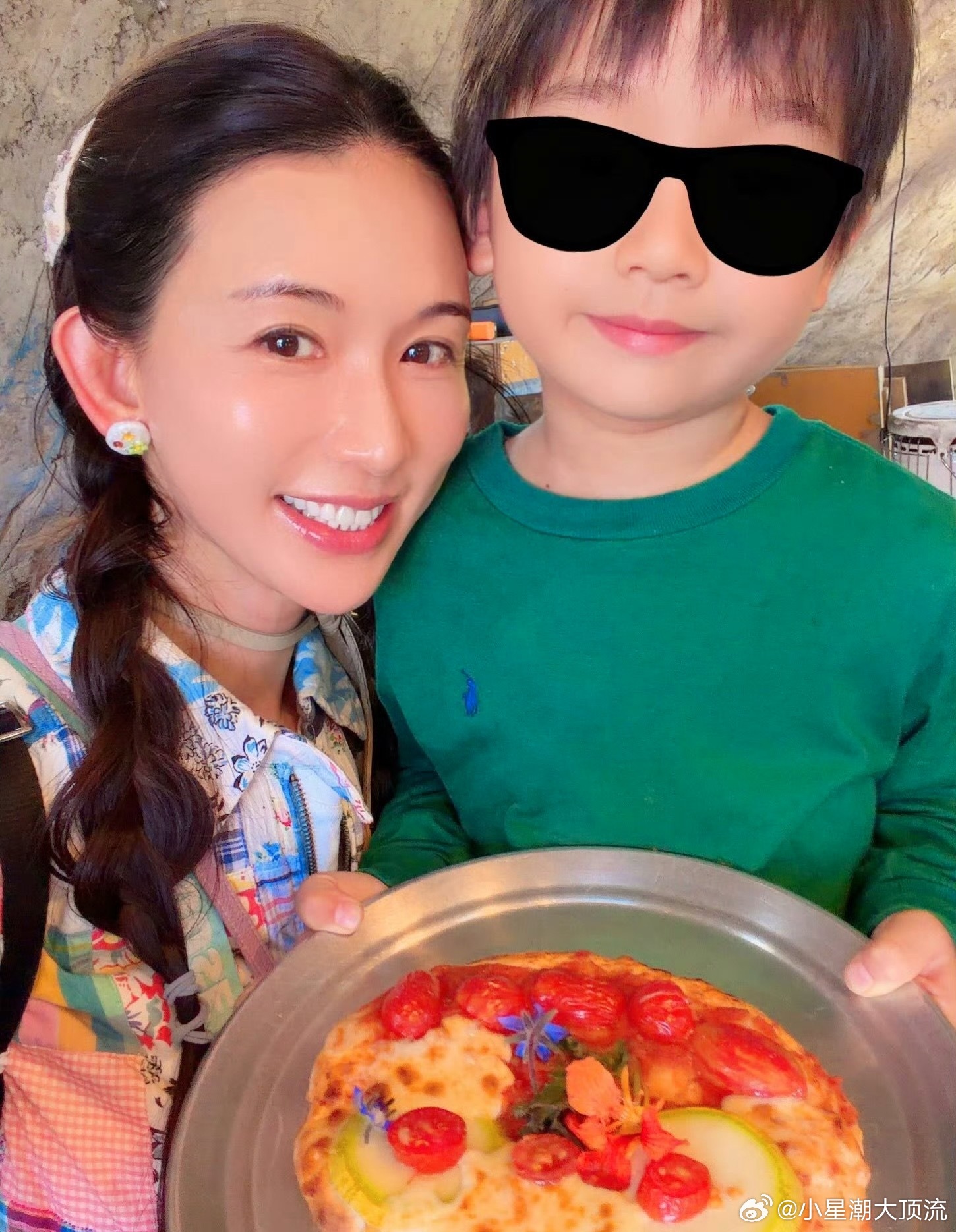 A微博娱乐林志玲4岁儿子正脸合照林志玲晒与儿子合照，4岁儿子正脸出镜，长得很像妈