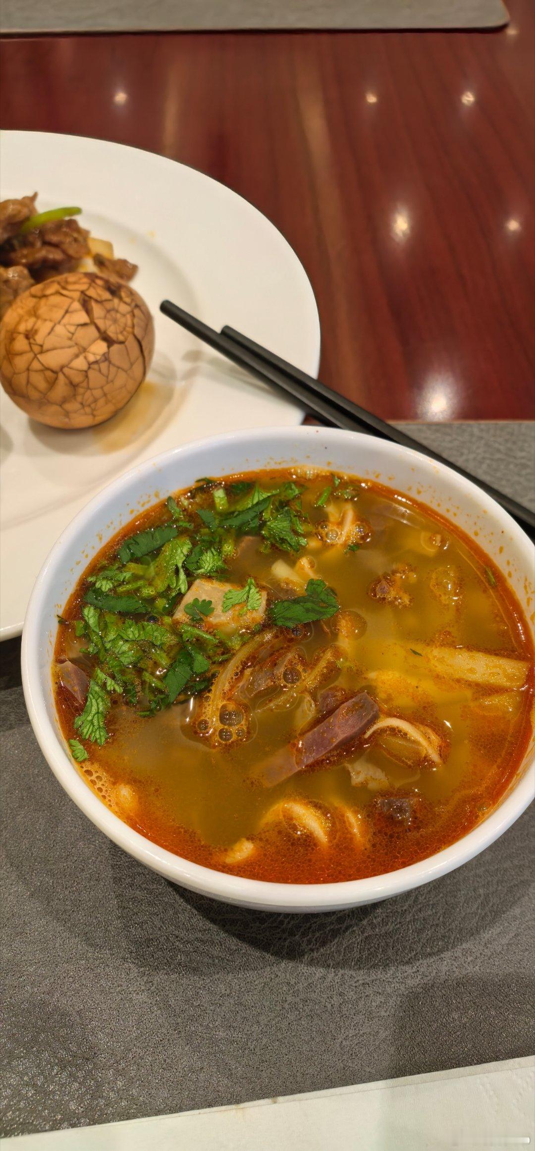 本来不打算吃早饭了，但是内蒙的羊杂汤不想错过啊。