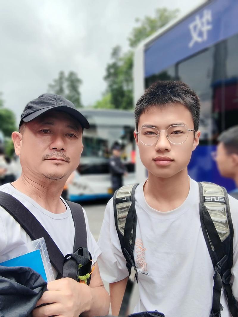 一位男子发帖说：“奶奶的，我以为高考完就没事了，谁知一考完，就要换手机，换电脑，