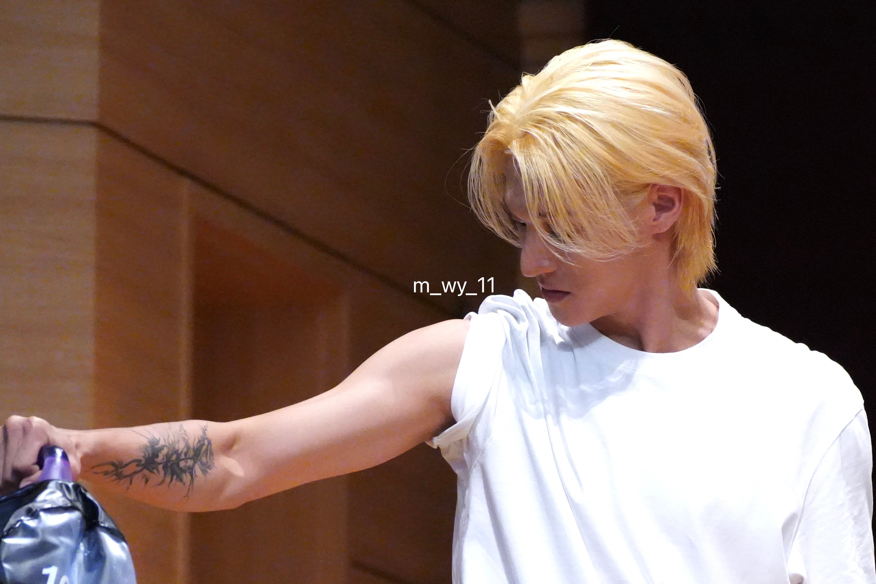 郑友荣[超话]  高清｜260904 线下签售©m_wy_11 ​​​