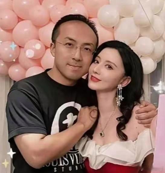 原来张萌的丈夫是这模样，还以为他像黄晓明那样帅气逼人。 