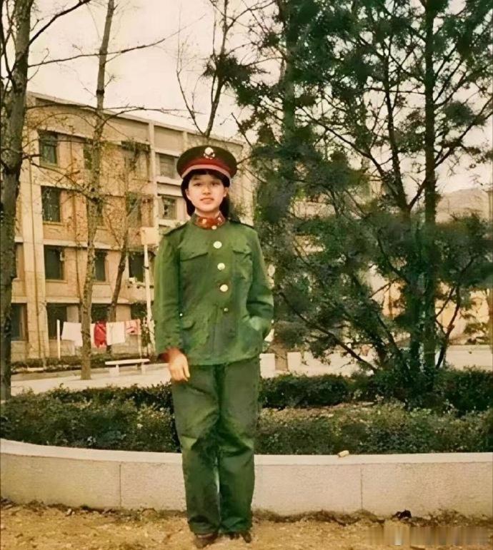 韩红说自己以前是校花，我本来还不太相信。结果一看她18岁的军装照，只能说对不起，