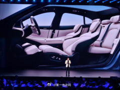 小米YU7 豪华座椅配置成为焦点，前排拥有100mm的头部空间，超过Model 