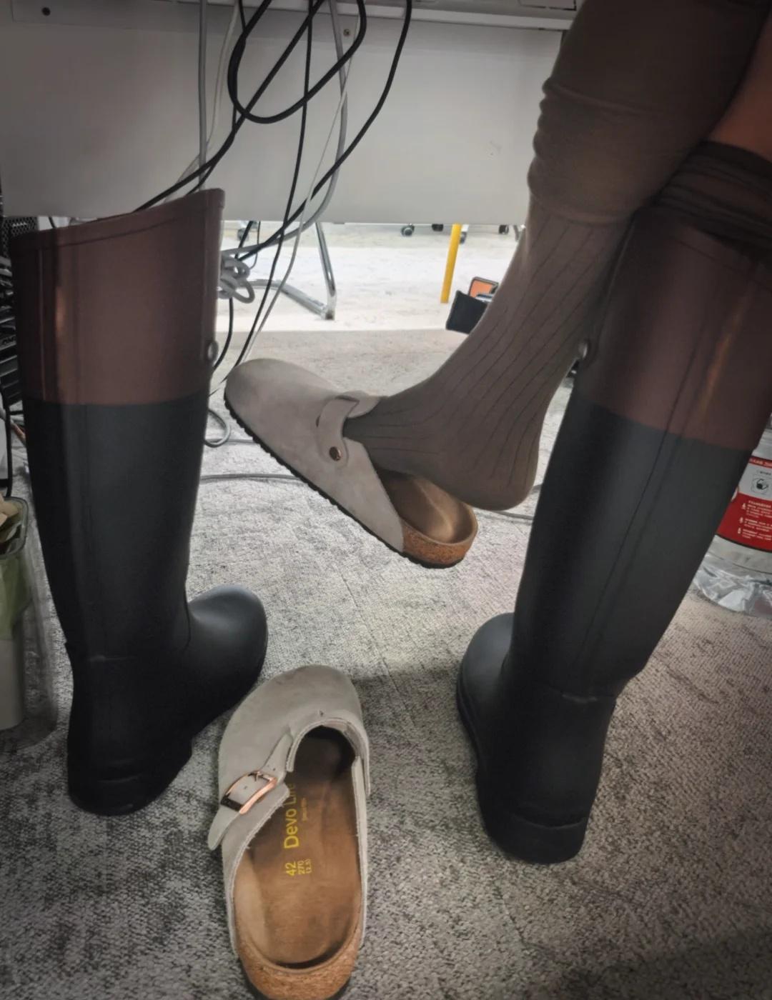 帮我选一下｜雨靴❓️勃肯❓️
又是一个纠结的中午👻
雨靴好看💦勃肯舒服💕