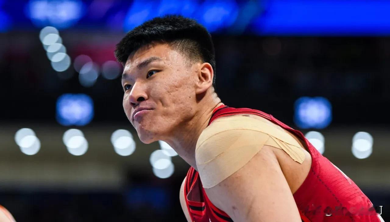 北京首钢队的范子铭真的太尴尬了，作为一个大中锋上篮先是被盖帽，然后上空篮不进，这