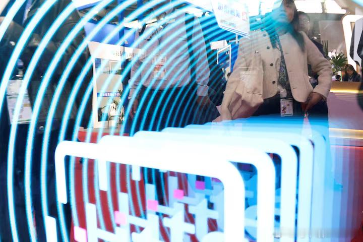 内存厂商长江存储目前拥有两座晶圆厂，每月可联合生产 20 万片晶圆。除了今年新投