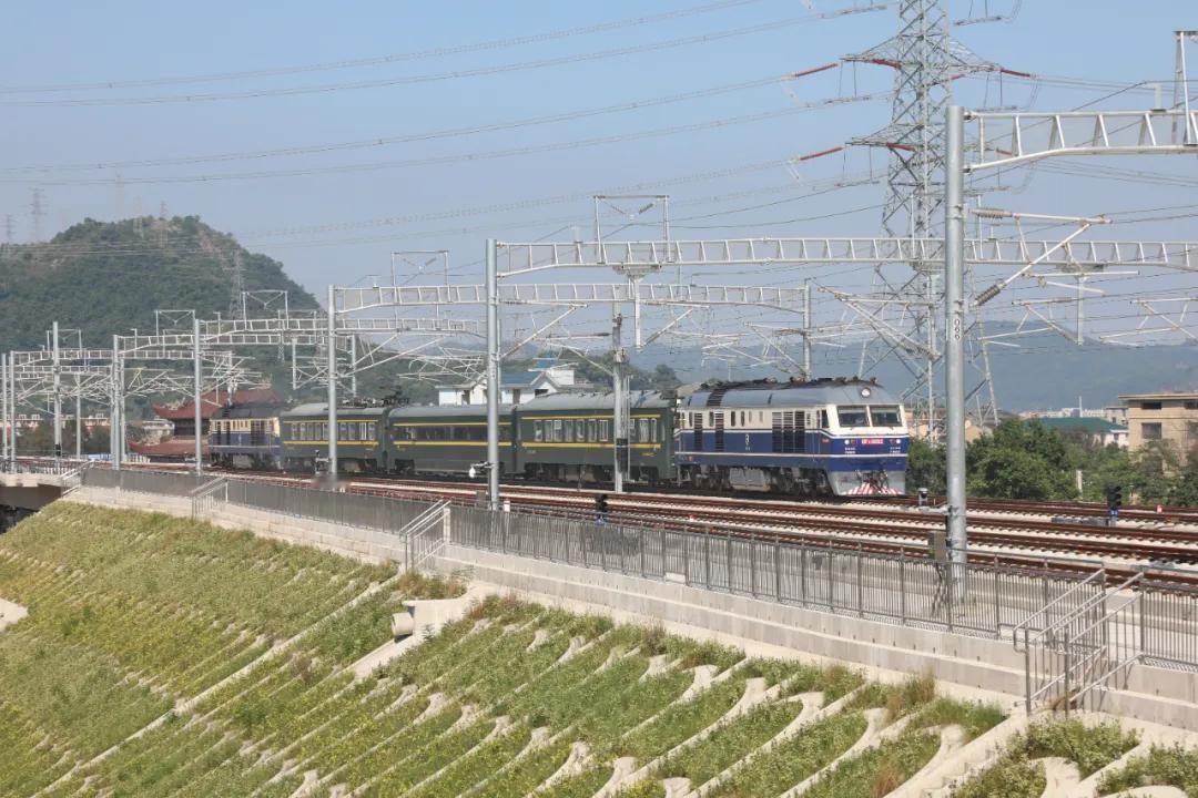 通行线·铁路【杭台高铁温玉段开始联调联试】近日，新建杭州经绍兴至台州高铁温岭至玉