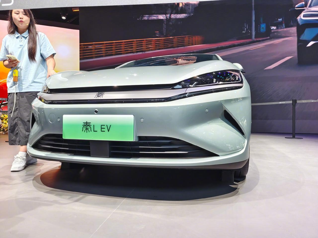 秦L EV云辇型上市，售价12.98万元起。新车配备云辇-C 智能阻尼车身控制系