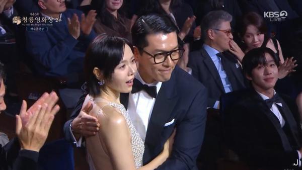 本届青龙奖最佳男主角玄彬（《哈尔滨》），上台前拥抱身旁的太太孙艺珍，致辞也特意感