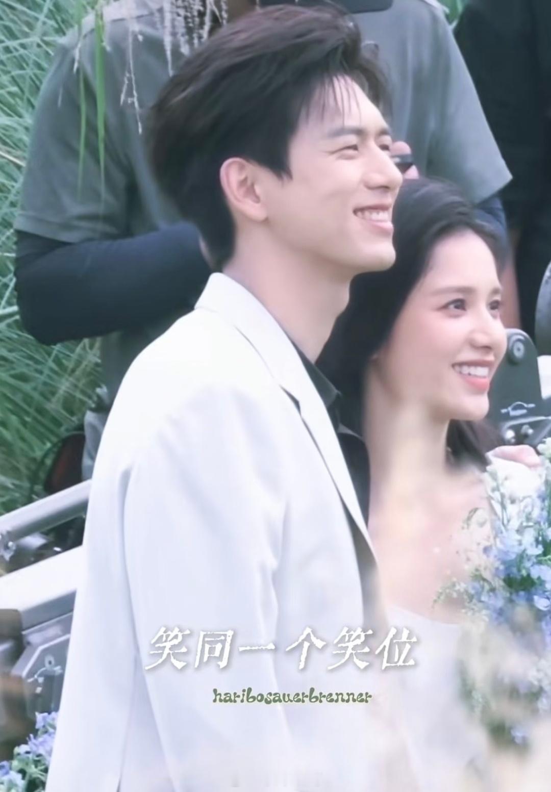 在深圳前海妈湾开机的新剧《雾里青》，从路透来看，李现、张婧仪这对CP感好强啊。 