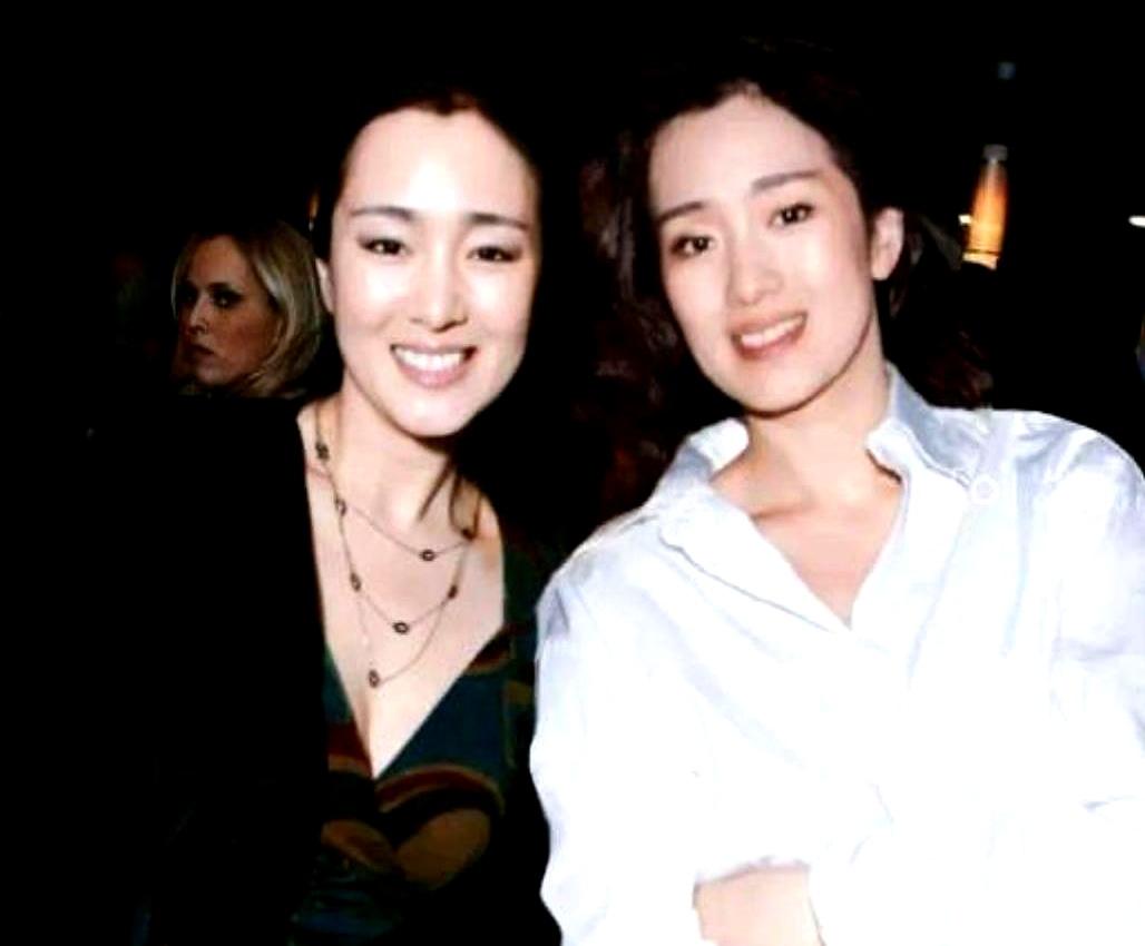 最难的，不是像别人，是不像别人。
周显欣最早进演艺圈，靠的偏偏就是“太像巩俐”