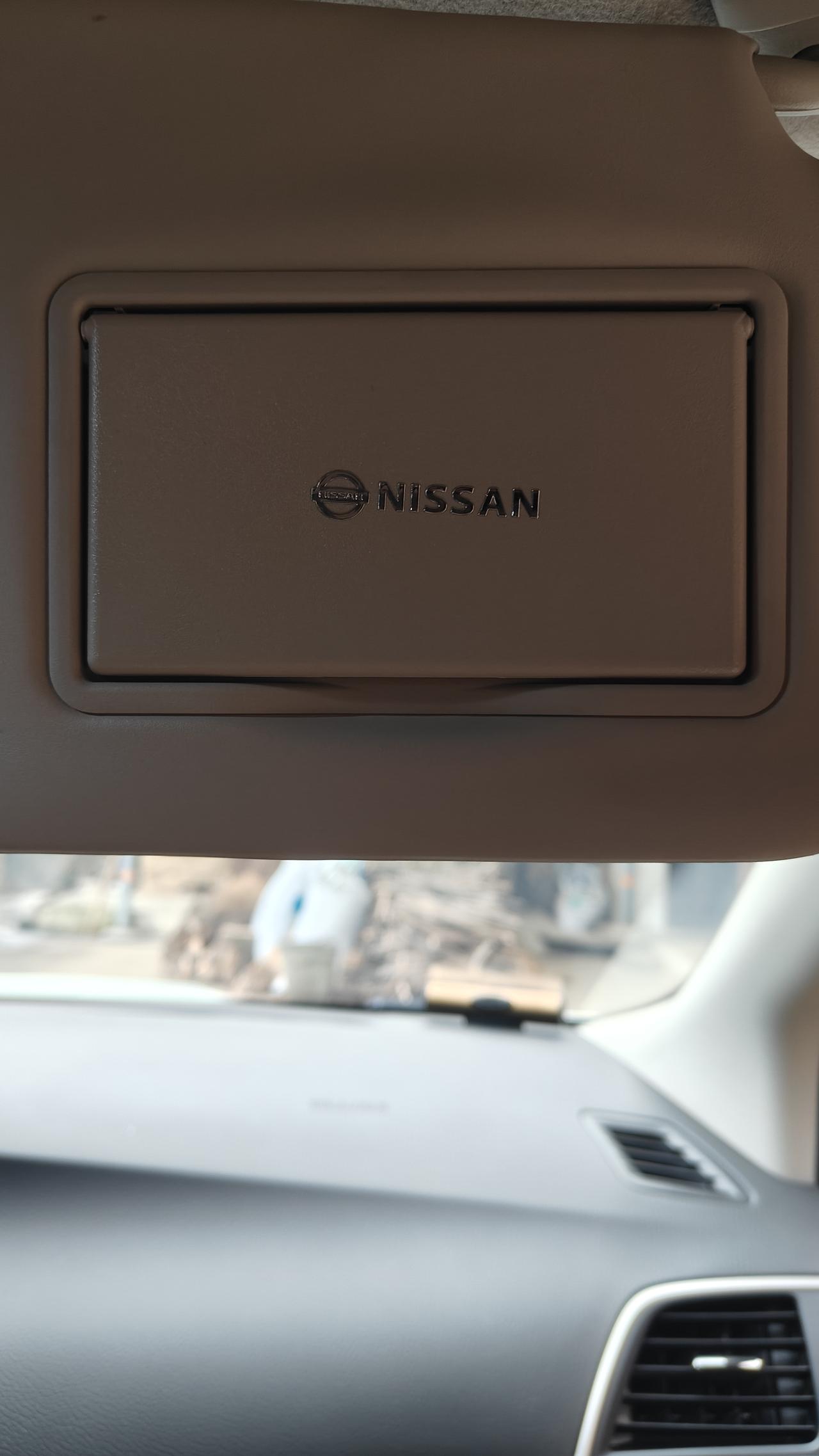 你们的化妆镜有没有灯
我的车没有