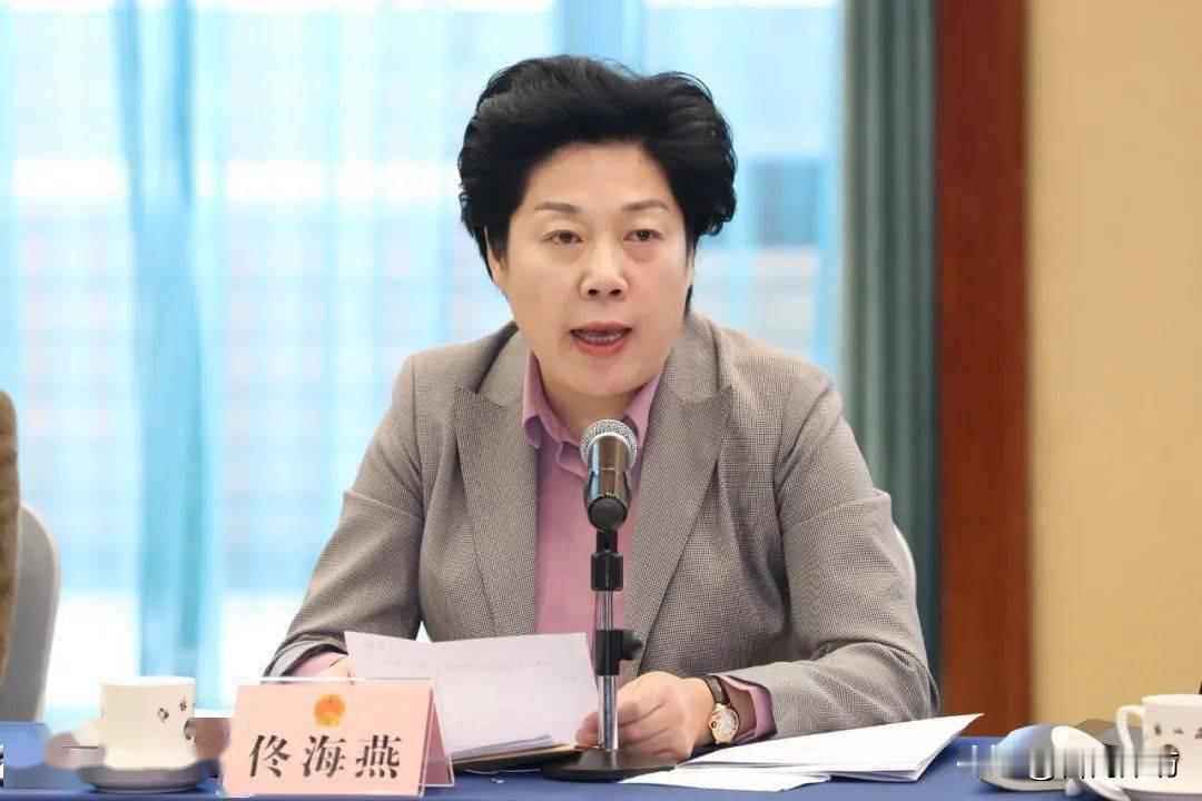 国家正气之风刮到了山东青岛一级巡视员女干部佟海燕被双开

官方通报，青岛市黄岛区