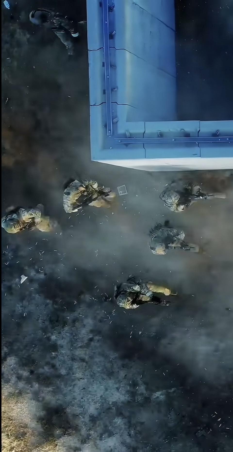 战火纷飞，勇士英勇无畏。他们穿梭于枪林弹雨之间，每一步都踏得坚定而决然。子弹呼啸