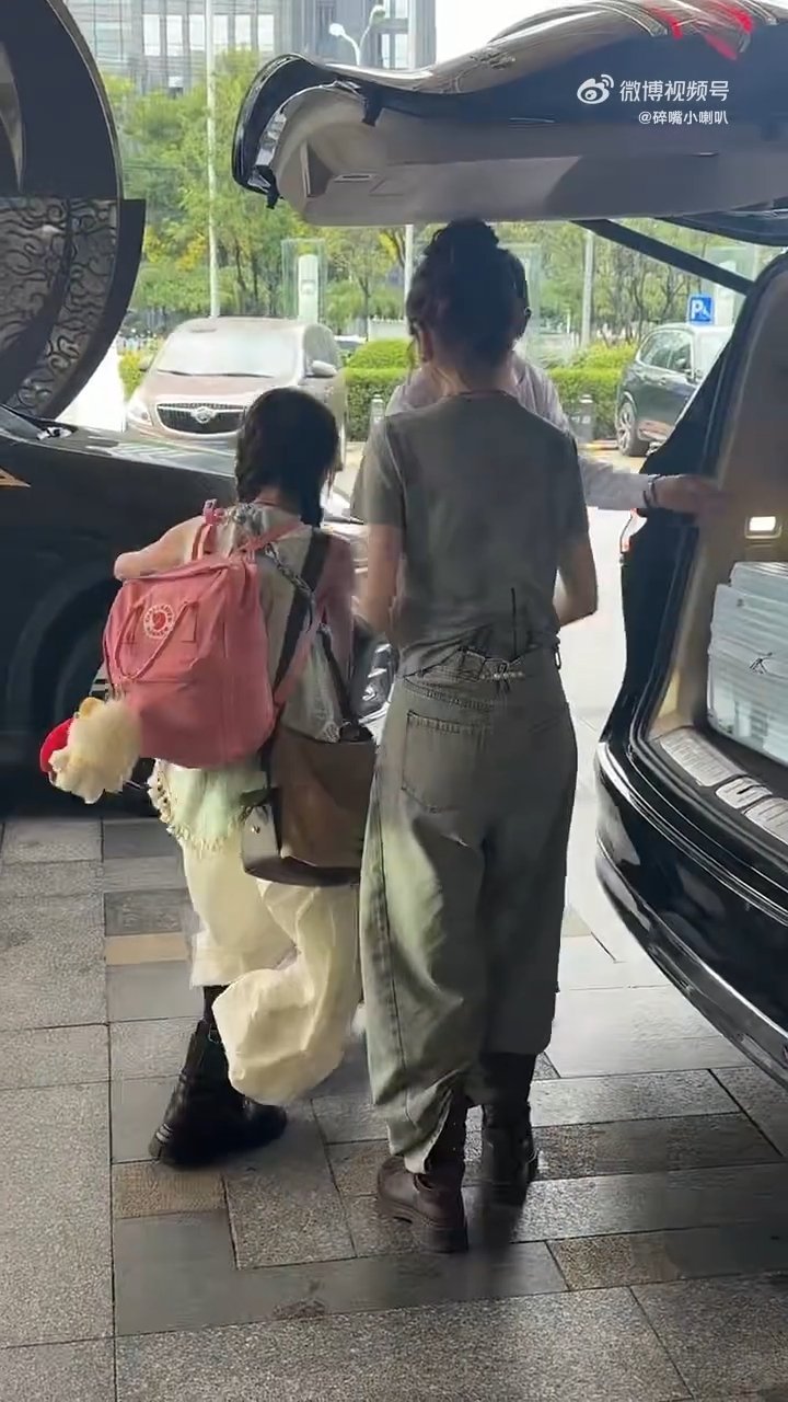 花少8开录张雅琪送王可花少小妹接力张雅琪送王可花儿与少年 天呐！张雅琪真的来送王