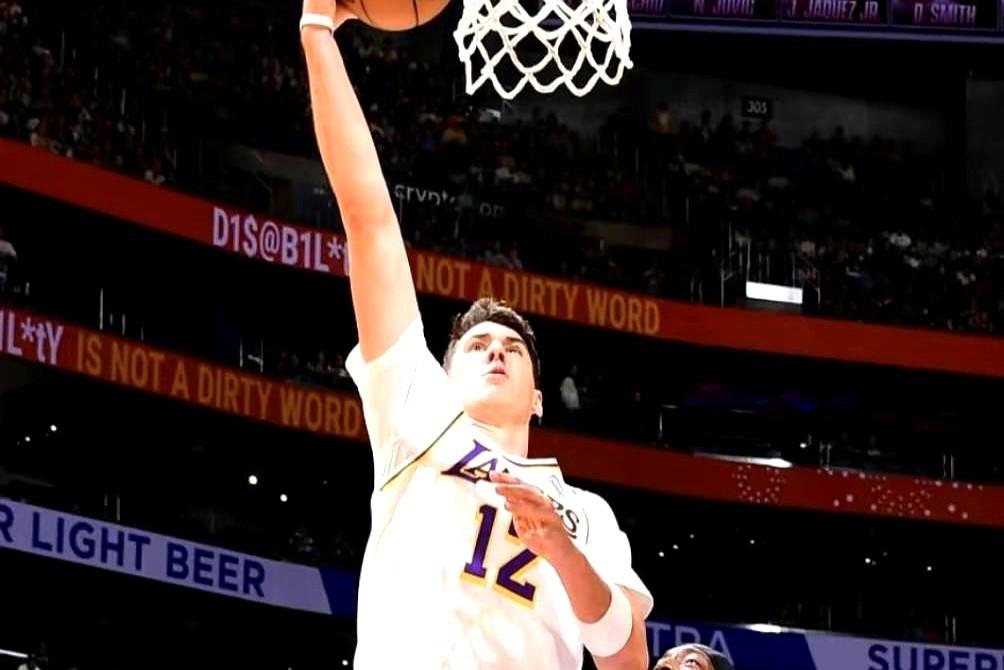 文班亚马被斯玛特“锁”到破防。

一场球，3犯4失误，状元第一次像不会打球。
