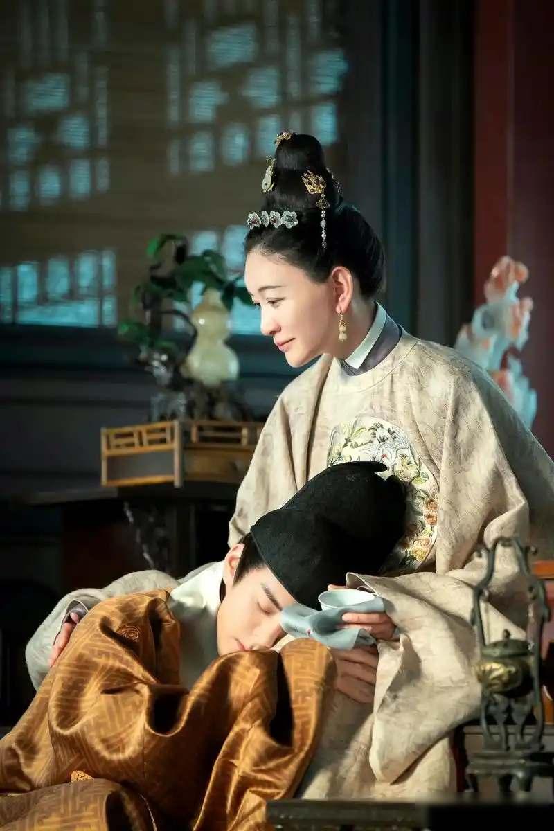 1462年，15岁的太子朱见深正在洗澡时，从小照顾他的乳娘进来加水。朱见深见状，