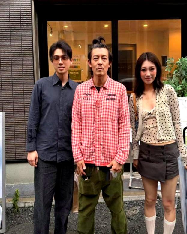 谁敢信？
那个曾经随便穿件T恤都能让全网卖断货的“初代潮神”，如今居然瘦脱相，变