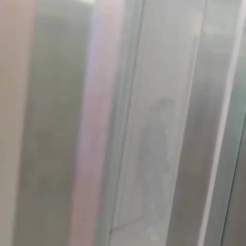 天津一公司男领导被曝给女下属发黄图，涉嫌性骚扰。女孩妈妈知道后，直接上门讨要说法。根目击者爆料，这领