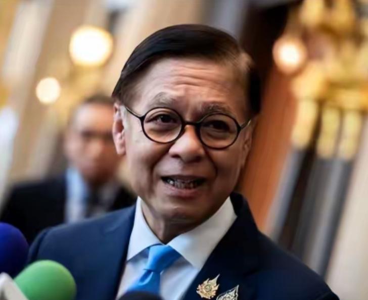 泰国外长当众训中国大使，真特么活久见！自己机场保安对中国人拉眼角搞种族歧视，机场