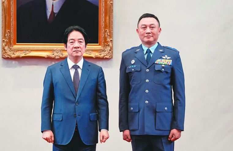 就在刚刚，
 
“台独”分子赖清德发表声明，

7月30日，赖清德表示：台湾深知