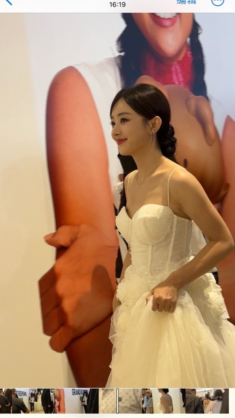 赵丽颖的侧脸[舔屏][舔屏][舔屏] 精致的娃娃 ​​​