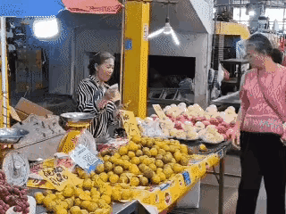 看过几次这张面孔，感觉像是摆拍的画面，两个人配合的很默契，而且长得也很像，没准是