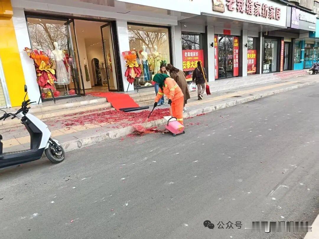 我只是一个环卫工平凡环卫工 环卫岗位 城市清扫工 
我只是一个环卫工，今早出门前