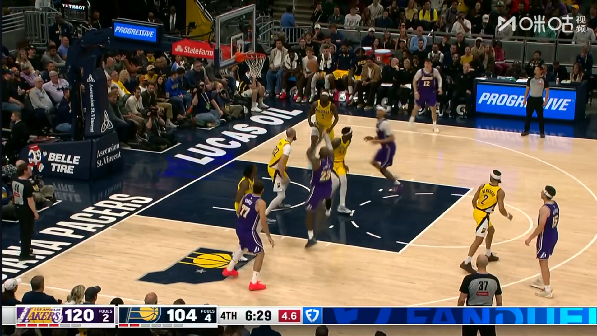 第四节比赛还剩六分钟，雷迪克换回了全部首发。湖人vs步行者