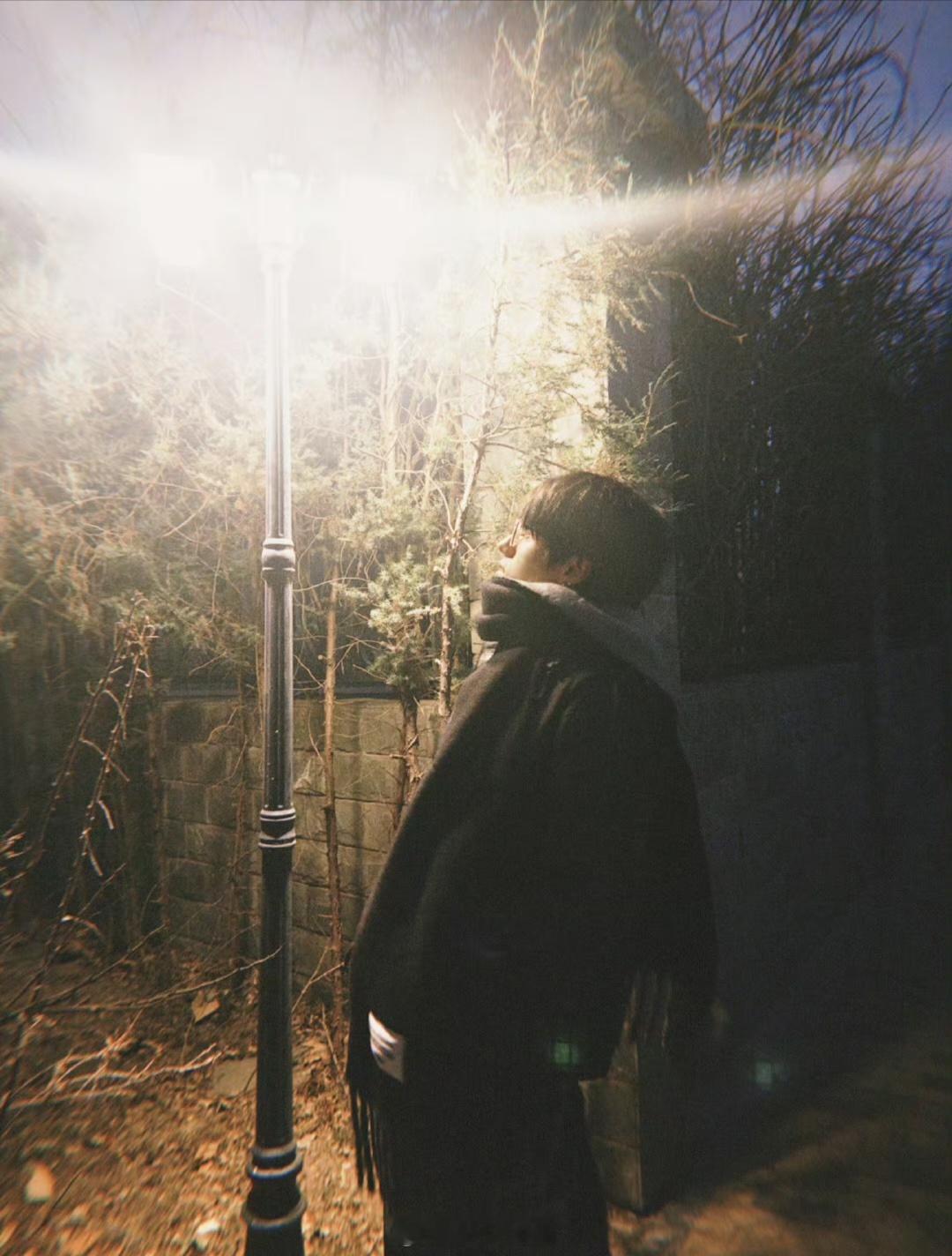 朱志鑫最新营业图，是比帅照更有杀伤力的女友视角。朱志鑫