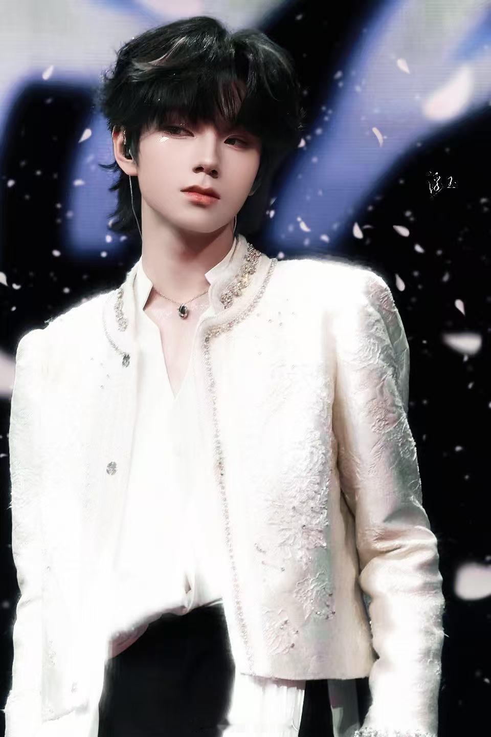 王橹杰月光下的白玫瑰🌹建议查查王橹杰本体是雪狐来的内娱清冷感范本！王橹杰白衣舞