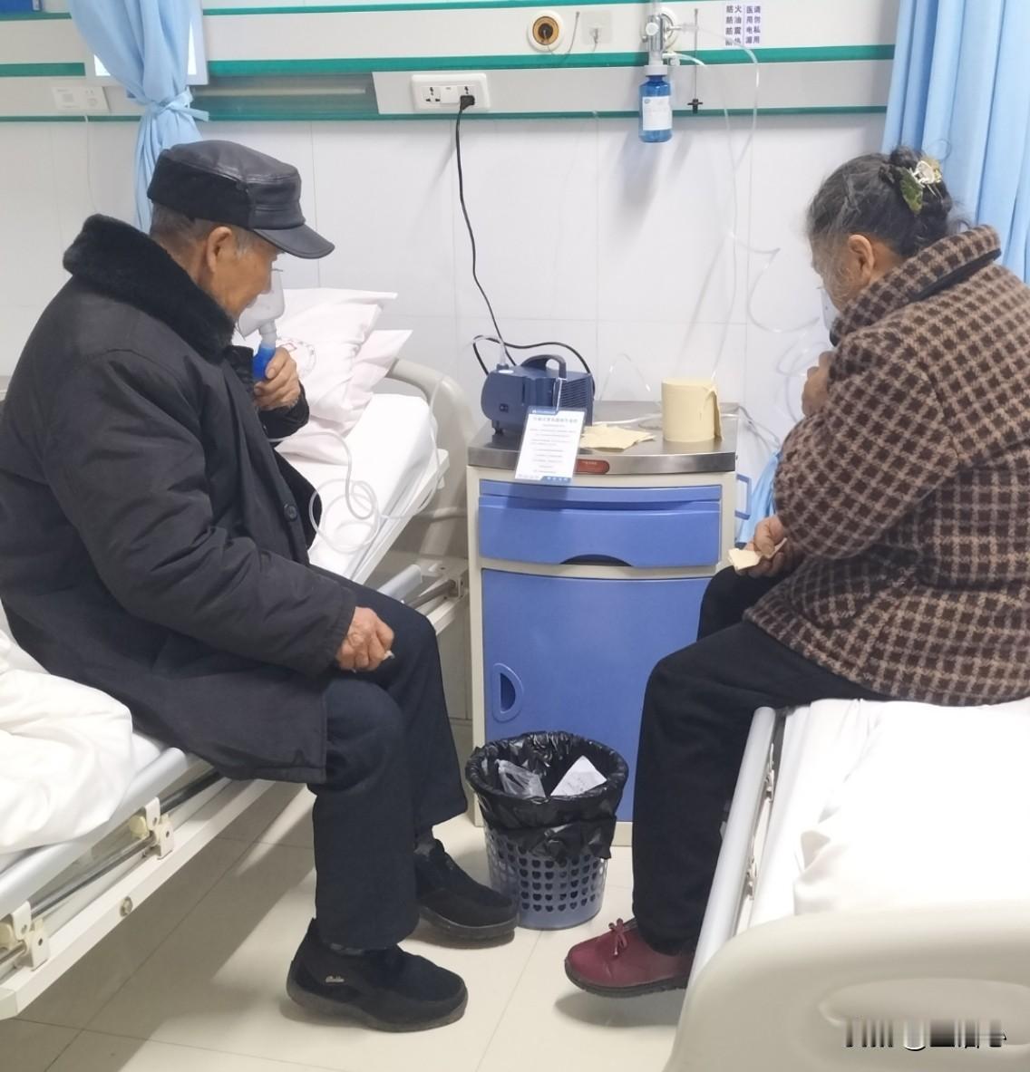 在医院住院期间，88岁老父亲与邻床80岁阿婆的搞笑对话，印证了“人老了就跟小孩子