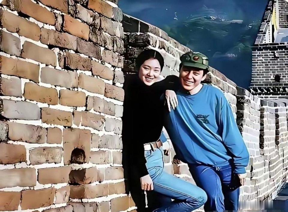 八十年代末，24岁的演员巩俐，正值青春焕发之时，当时与39岁的张艺谋相约，一起登