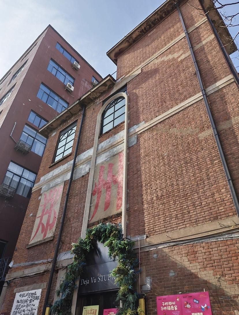 郑州1952油化厂记忆创意园区，是一片苏联时代援建的工业遗址文创宝地。这片占地1