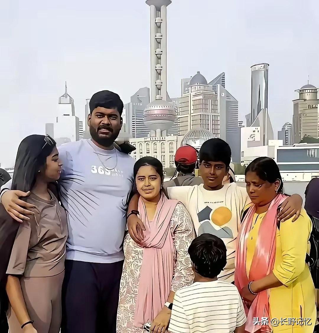 据说这个满脸得意的印度三哥是个瑜伽教练，3年前就来到中国工作了。现在一家6口在中