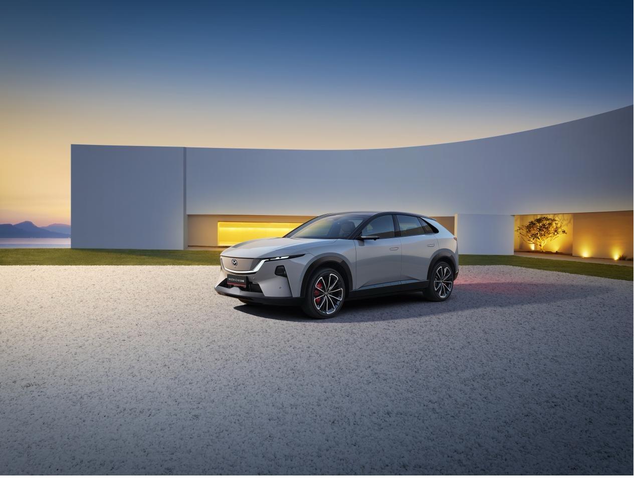 EZ-60首次智能化升级，升级了以下方面：
1、智能科技裸眼3D-HUD 新增3