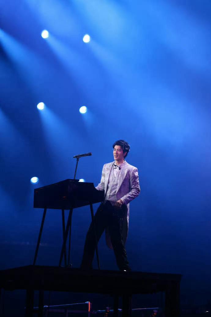 王力宏老实人饭撒正得发邪猝不及防的比心和飞吻，没有排练过的真诚最动人。舞台上的王