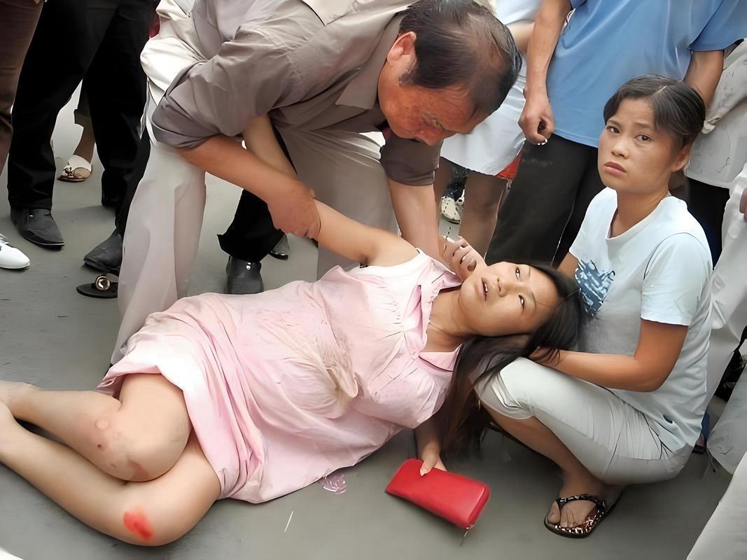 客厅的吊灯晃得人眼晕，她攥着还热的孕检单，指节泛白，脸颊上的红印子还在发烫。三个