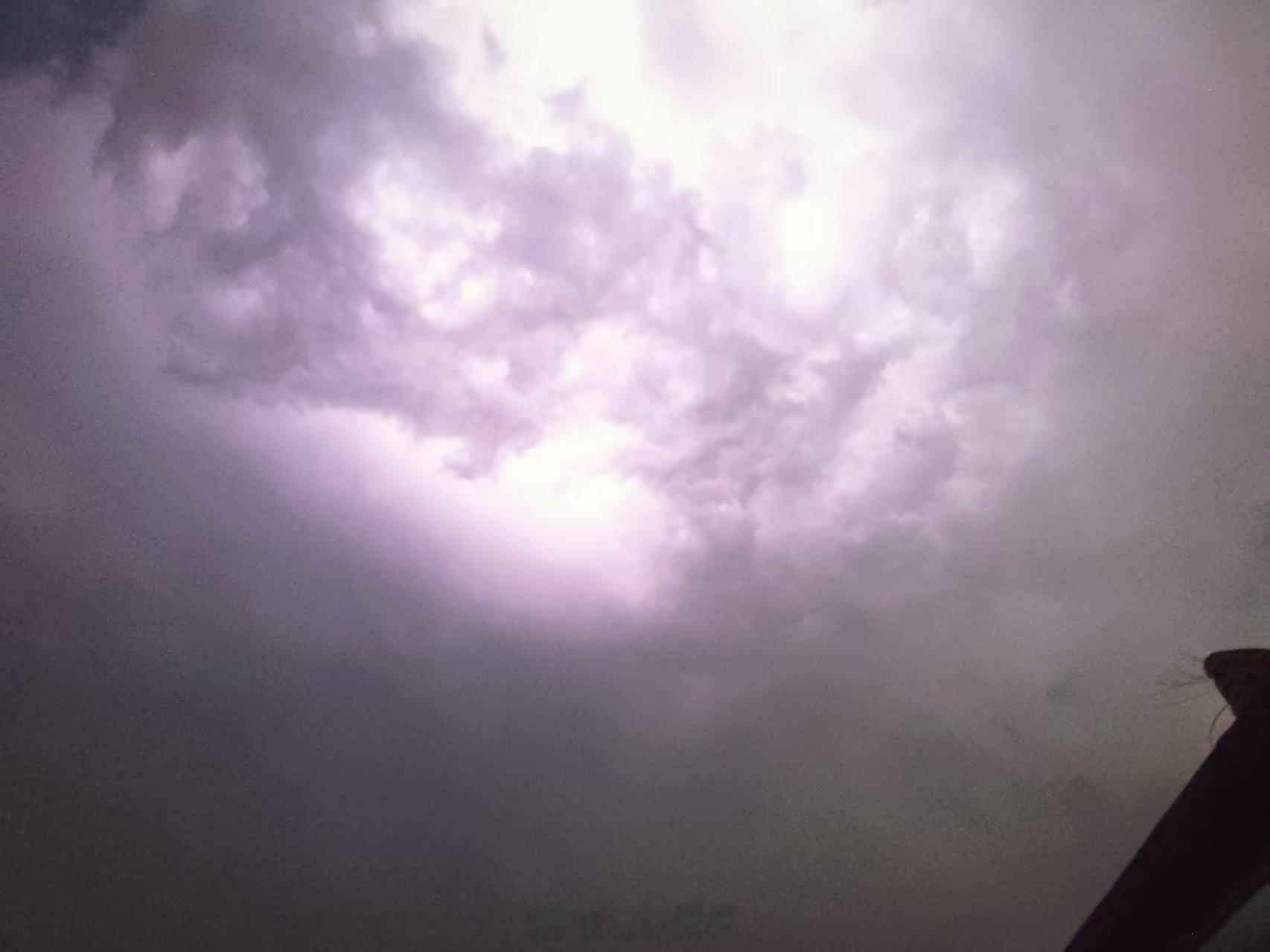 武汉停课停业本来以为大雨飞机会延误，早上出门那阵子雨小了点儿，准点起飞了，厦门这