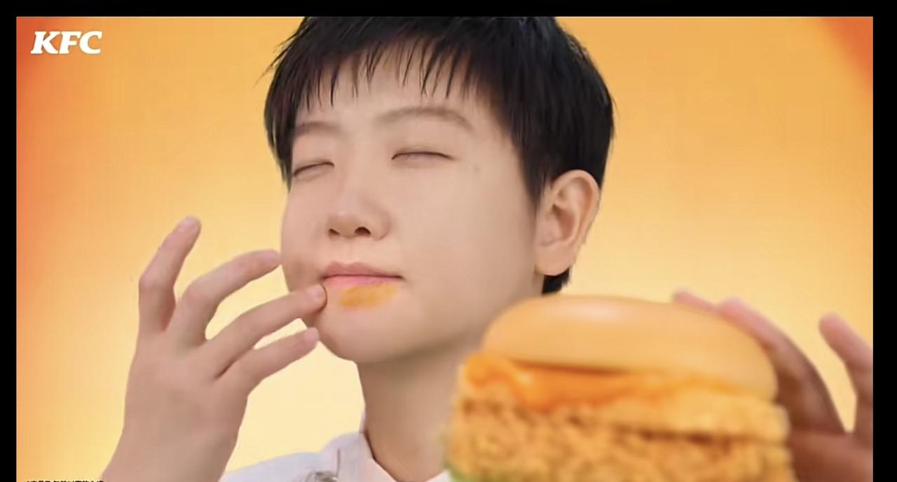 刚刷到孙颖莎给肯德基拍的新广告宣传片，视频里重点展示的就是莎莎的咸蛋黄汉堡，看着