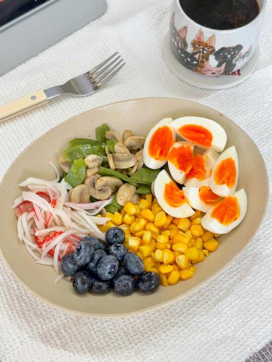 减脂早午餐🥣|||杂蔬蓝莓鸡蛋沙拉🥗 沙拉里加几颗蓝莓🫐 不会违...