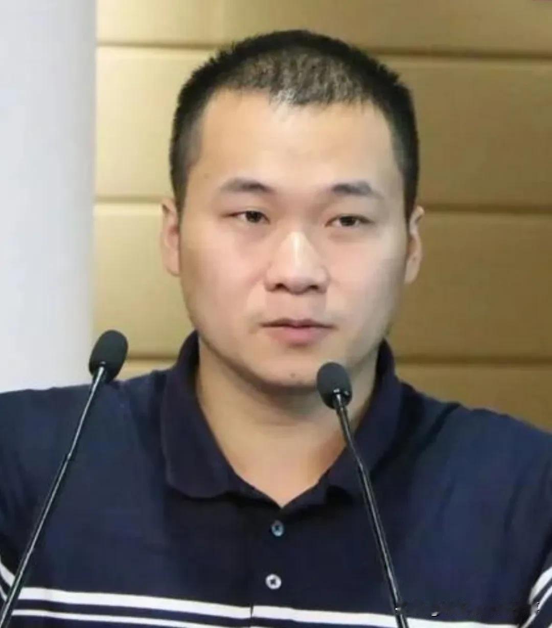 “我走了很远的路，吃了很多的苦，才将这份博士学位论文送到你的面前。二十二载求学路