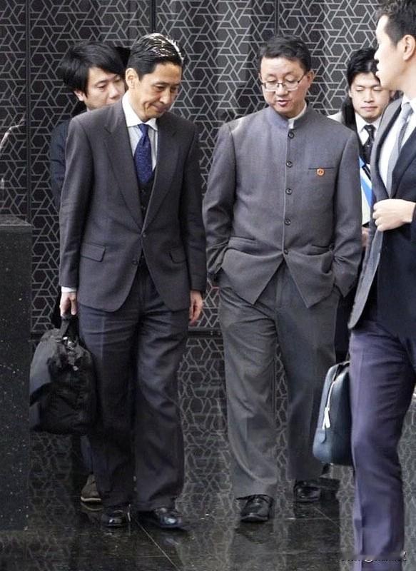 日本官员低头大概率是心虚了。就说日本外务省亚洲大洋洲局长金井正彰，来之前日本国内