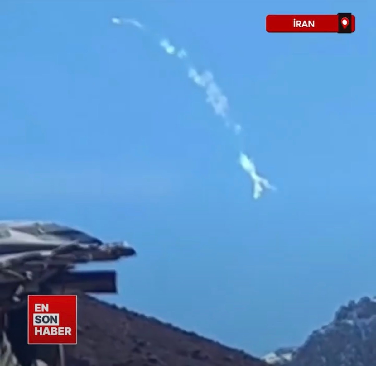 又有一架飞机被击落，明确是有人机，弹射开伞2人。飞机在伊朗领空被打的，那可能有机