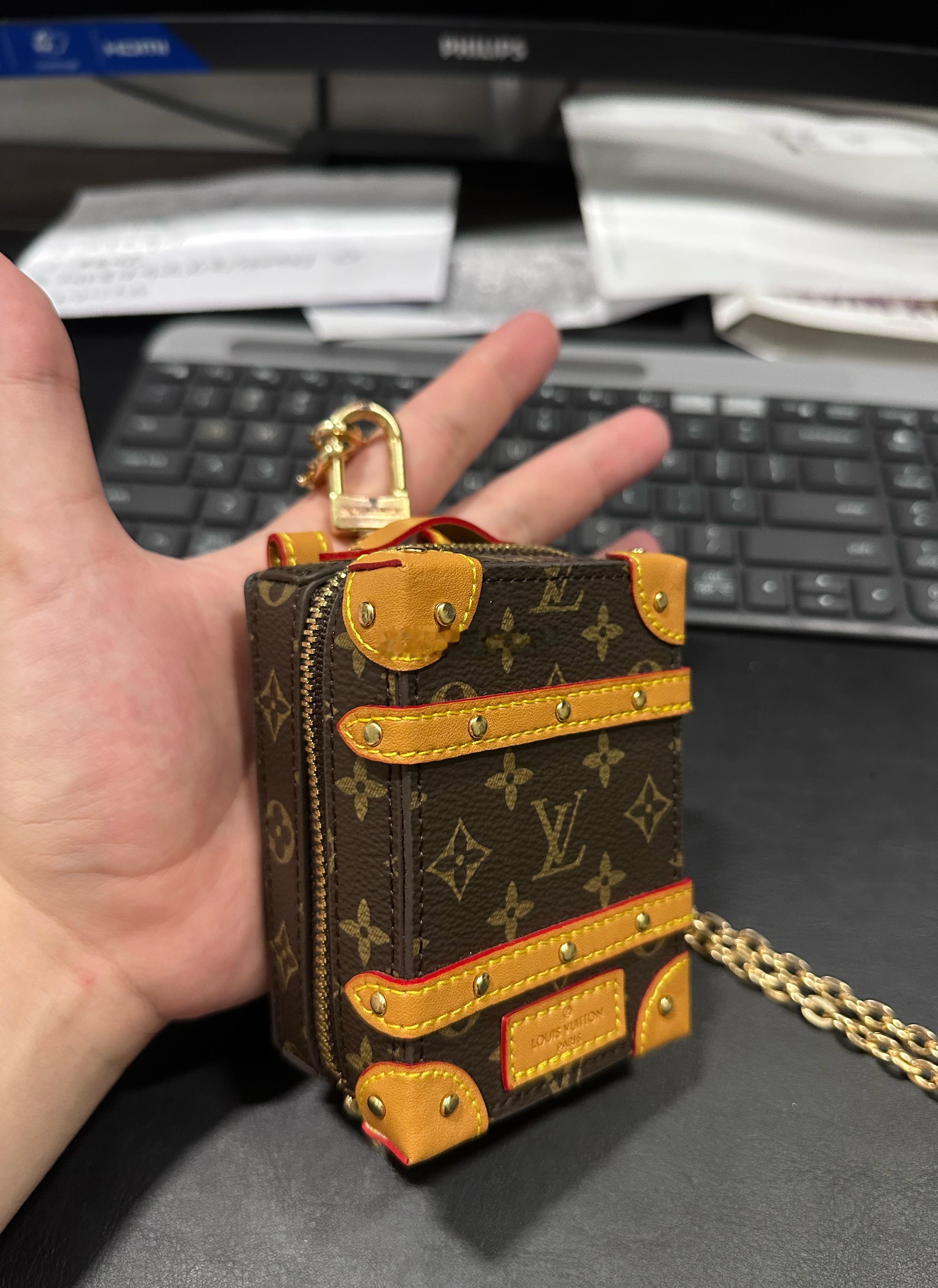 逛商场的时候偶然进了一家创意寄售店，淘了两个小挂件，据店家说是用过时、淘汰的LV
